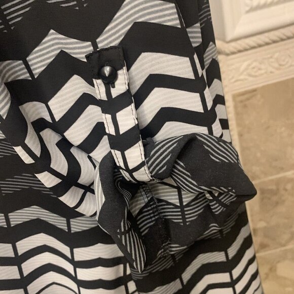 Cato Woman. Size 18/20W. Semi Sheer. Roll Tab Sleeve. Center Back Pleat. B40 - Picture 3 of 6